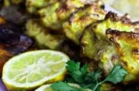 جوجه کباب زعفرانی و لذیذ تهیه غذا پارسی با برش‌های لیمو و سبزیجات تازه، بهترین غذای ایرانی برای سفارش آنلاین.