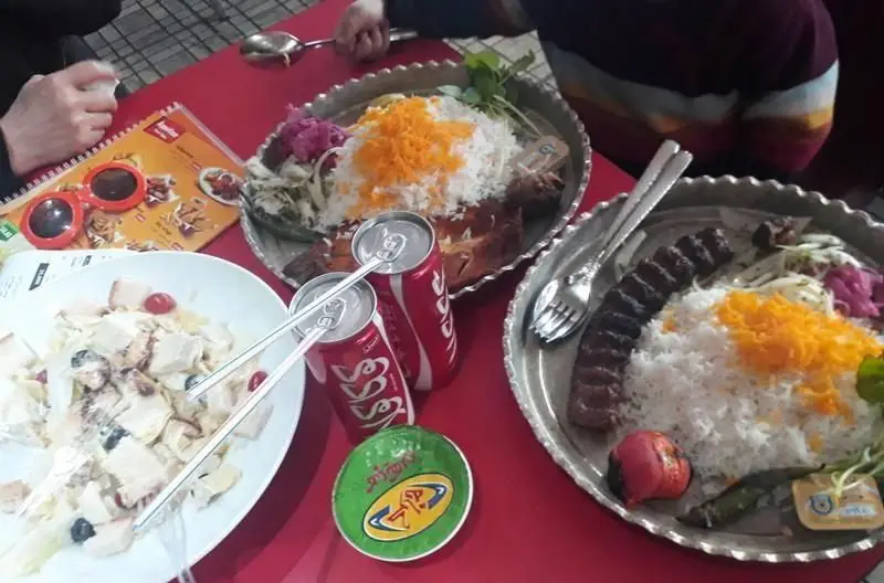 غذای سنتی رستوران ایرانی پرسی: چلوکباب کوبیده و جوجه با برنج زعفرانی، سالاد سزار و نوشابه. لذت طعم اصیل ایرانی.