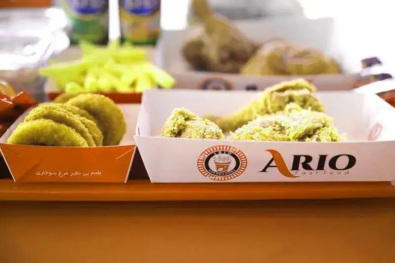 مرغ سوخاری و ناگت خوشمزه فست فود آریو در بسته‌بندی‌های جذاب، به همراه سیب زمینی سرخ‌کرده، تجربه‌ای دلنشین از غذای آماده.