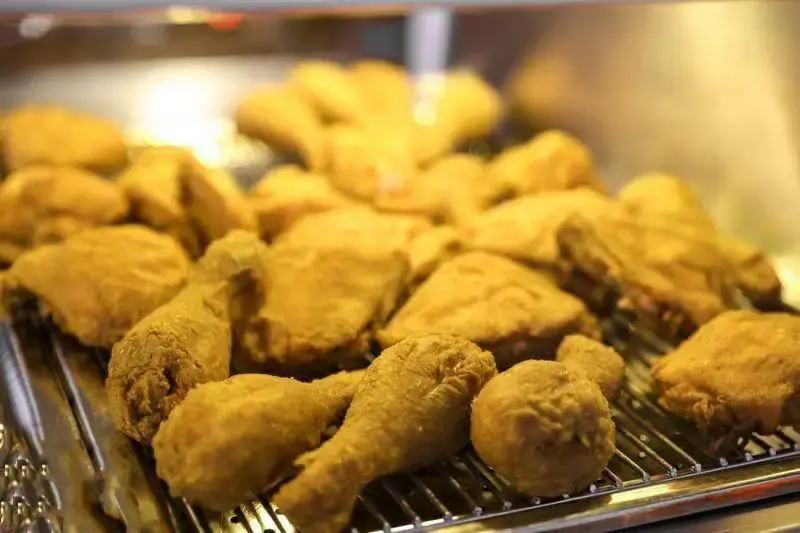 نمای نزدیک از مرغ سوخاری‌های طلایی و کریسپی فست فود آریو، آماده سرو، بسیار خوشمزه و تازه در بهترین فست فود.