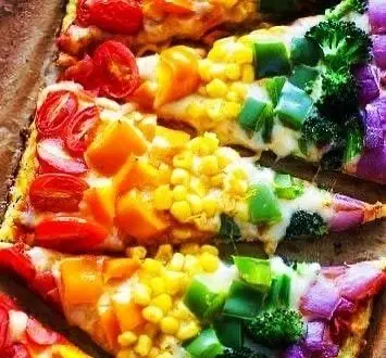 پیتزا عرفان: برش‌های پیتزا رنگین‌کمانی چشم‌نواز با سبزیجات تازه و سالم (گوجه، فلفل، ذرت، کلم بروکلی، پیاز بنفش). طعم و سلامتی در کنار هم.