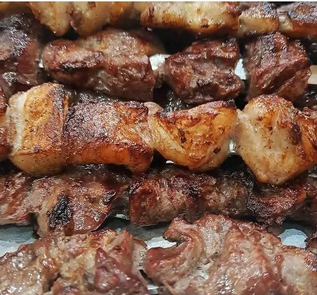 کباب‌های گوشت و جگر گریل شده و تازه روی سیخ از جگرسرای وحید. بهترین طعم و کیفیت غذای اصیل ایرانی.