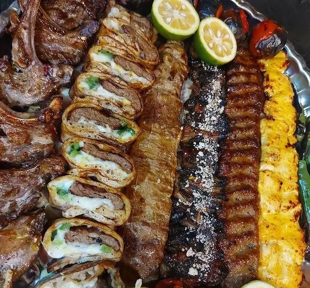 سینی بزرگ و اشتهابرانگیز کباب‌های جگرسرای وحید شامل شیشلیک، کوبیده، رول کباب، جوجه و سبزیجات کبابی همراه با لیمو.