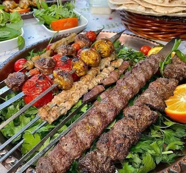 جگرسرای وحید: مجموعه دلپذیر کباب‌های اصیل ایرانی شامل کوبیده، جگر، جوجه، گوجه و قارچ کبابی بر روی سبزیجات تازه و نان داغ.