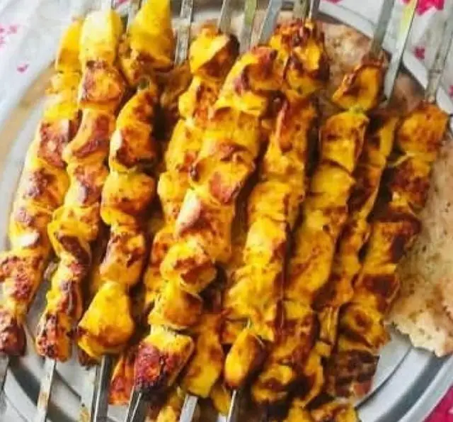 عکس از سینی جوجه کباب زعفرانی و خوشمزه جگرسرای وحید، با برش‌های مرغ تازه و ادویه‌های معطر، آماده سرو در رستوران.