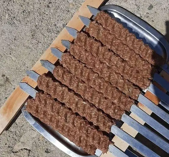 سیخ‌های کباب کوبیده گوشت تازه و مرغوب جگرسرای وحید، آماده برای طبخ و سرو. تجربه‌ای دلپذیر از طعم اصیل کباب.