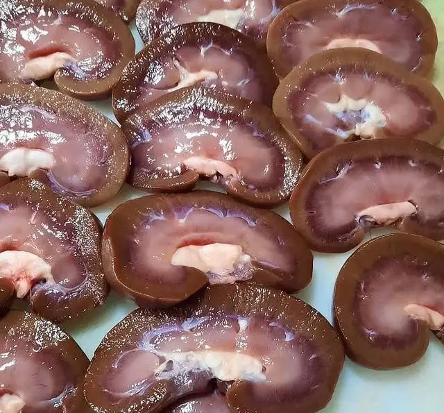 تصویری از قلوه‌های تازه و باکیفیت به صورت برش‌خورده، آماده برای تهیه کباب در جگرسرای وحید. پروتئین عالی برای یک وعده سالم و خوشمزه.