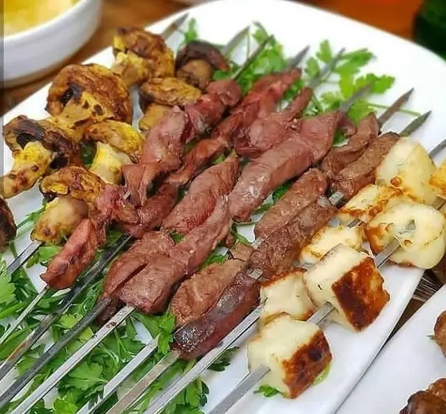 نمای نزدیک از انواع کباب جگر، قارچ و پنیر کبابی خوشمزه در جگرسرای وحید. سیخ‌های لذیذ و تازه برای یک تجربه غذایی دلچسب.