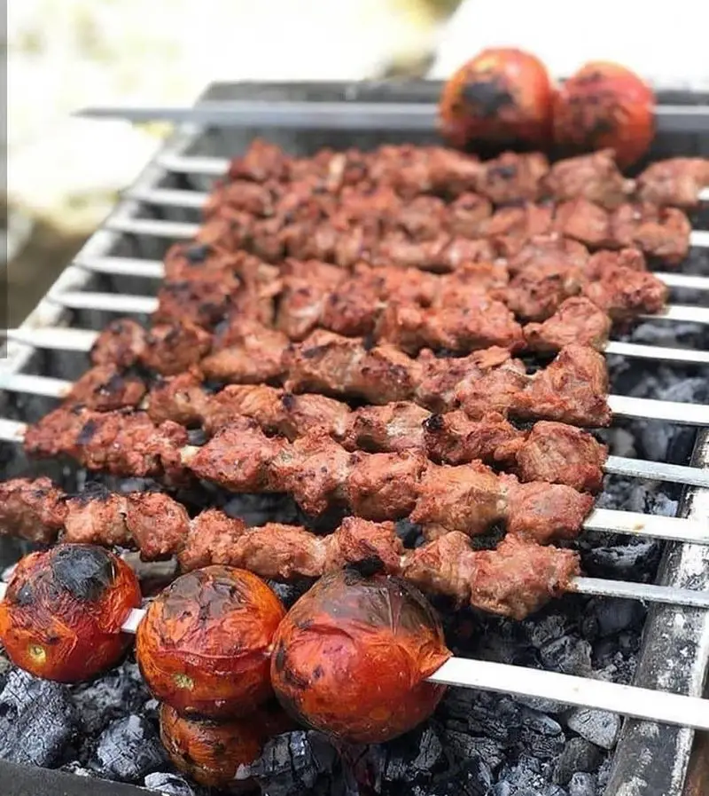لذت طعم کباب گوشت و جگر تازه به همراه گوجه کبابی زغالی در جگرسرای وحید، بهترین تجربه غذای ایرانی.