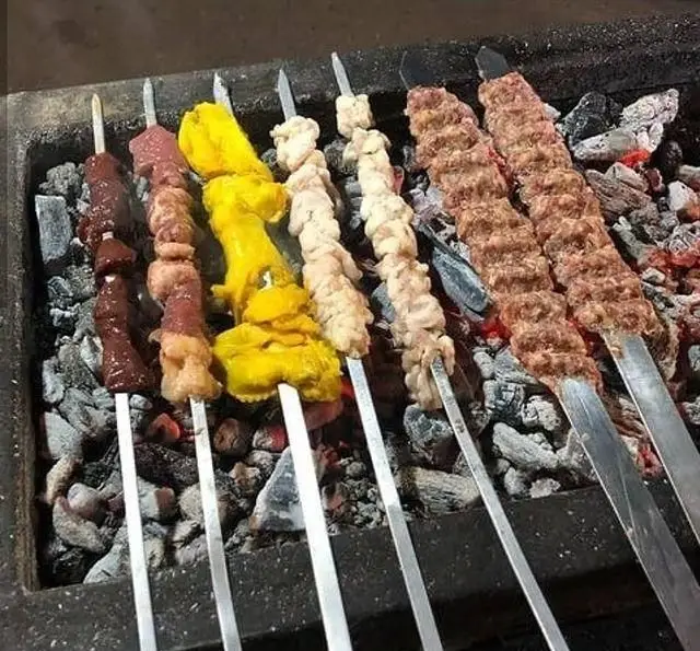 کباب‌های اصیل و متنوع ایرانی: جگر، جوجه، کوبیده و چنجه، با بهترین کیفیت روی آتش زغال در جگرسرای وحید آماده سرو.