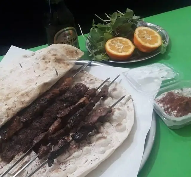 سفارش جگر کباب لذیذ و داغ از جگرسرای وحید روی نان سنتی، همراه با سبزیجات تازه، پرتقال و دوغ یا ماست. تجربه‌ای بی‌نظیر.