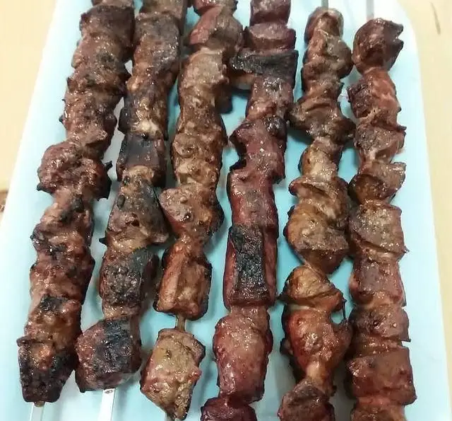 سیخ‌های کباب جگر تازه و لذیذ جگرسرای وحید، گریل شده با دقت و طعم بی‌نظیر، آماده برای سرو و لذت بردن از غذای اصیل.