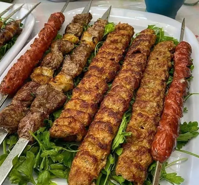 انواع کباب کوبیده، چنجه، و کباب‌های سوسیسی تازه در جگرسرای وحید. طعم بی‌نظیر بهترین کباب و جگر.
