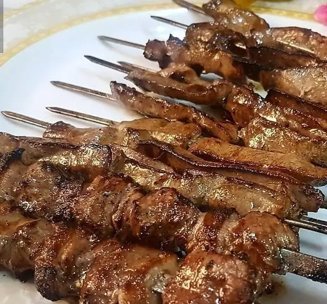 تصویری از سیخ‌های کباب جگر آبدار و تازه جگرسرای وحید. تجربه طعم بی‌نظیر بهترین جگر و کباب‌های سنتی ایرانی.