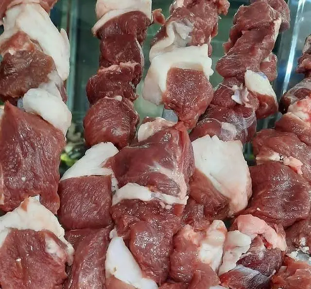 تکه های تازه گوشت قرمز و چربی آماده برای کباب در جگرسرای وحید، بهترین مواد اولیه برای یک کباب خوشمزه و باکیفیت.