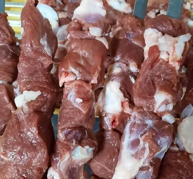 نمایی نزدیک از سیخ‌های کباب و جگر از گوشت تازه و باکیفیت در جگرسرای وحید، آماده برای طبخ و سرو یک غذای لذیذ.