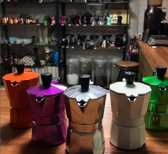 فروشگاه قهوه موکا: مجموعه‌ای جذاب از قهوه‌سازهای موکا پات رنگارنگ در مدل‌های متنوع و زیبا برای لذت بردن از اسپرسو خانگی.