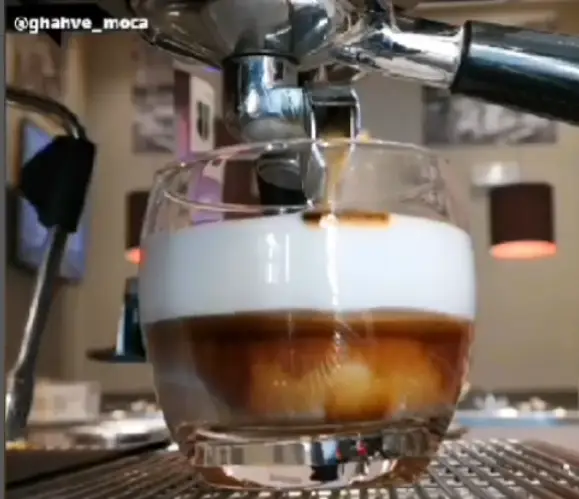 آماده‌سازی لاته یا کاپوچینو با اسپرسو تازه و فوم شیر در کافه قهوه موکا. لذت نوشیدنی‌های باکیفیت ما را تجربه کنید.