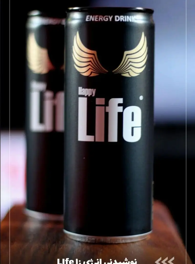 دو قوطی مشکی نوشیدنی انرژی‌زا Happy Life با لوگوی بال طلایی در کافه گیم کینگ (شرق) شمس اباد مجیدیه شمالی، انرژی بخش برای گیمرها.