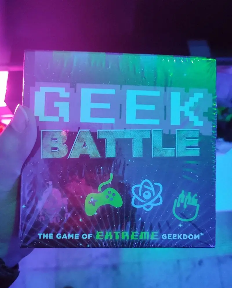 بازی رومیزی Geek Battle در کافه گیم کینگ (شرق) شمس آباد مجیدیه شمالی، تجربه‌ای جذاب از رقابت‌های گیکی و سرگرمی.
