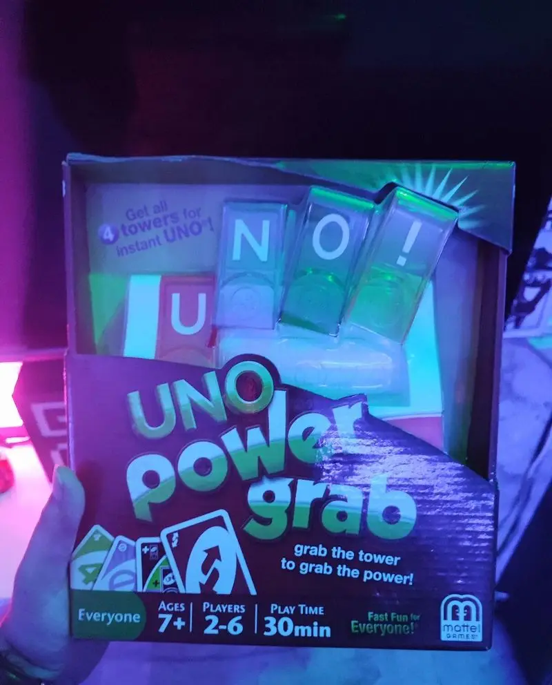 بازی رومیزی UNO Power Grab در کافه گیم کینگ (شرق) شمس آباد مجیدیه شمالی، مناسب ۷+ سال و ۲ تا ۶ بازیکن برای سرگرمی نیم ساعته.