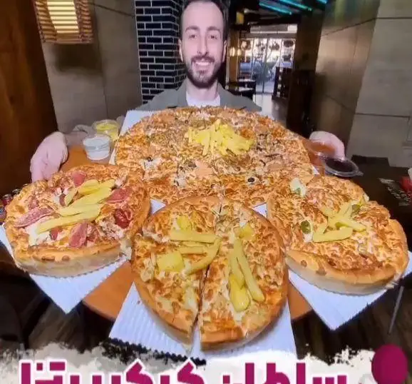 مردی خوشحال با پیتزاهای بزرگ و متنوع فست فود زنجیره ای پیانو، تجربه‌ای لذیذ از منوی ویژه پیتزا برای مشتریان.