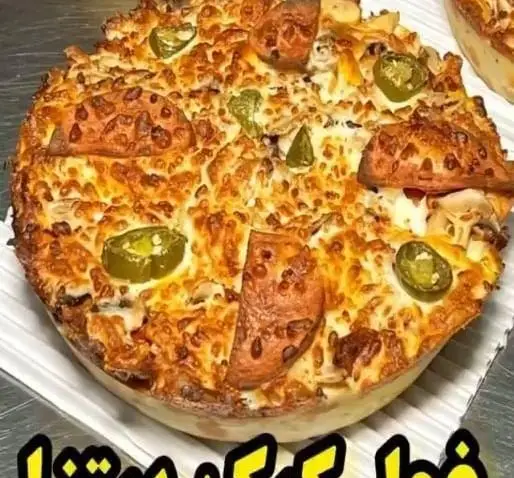 پیتزای پرپنیر و طلایی فست فود زنجیره ای پیانو، با قارچ، سوسیس و فلفل هالوپینو تند. بهترین انتخاب برای یک وعده لذیذ و باکیفیت.