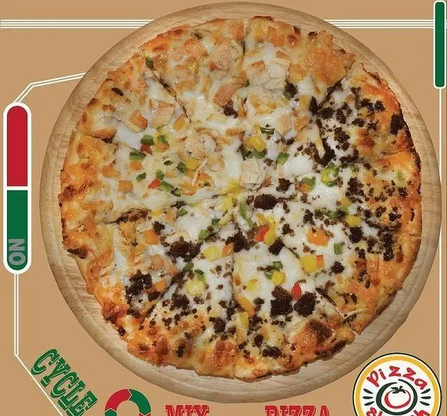 پیتزا میکس خوشمزه فست فود زنجیره‌ای پیانو روی سینی چوبی، با مرغ، گوشت و سبزیجات تازه، انتخابی عالی.