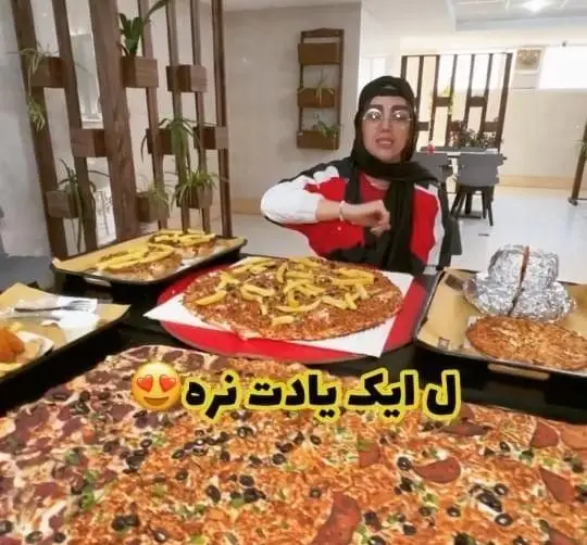 میز پر از پیتزاهای بزرگ و متنوع فست فود زنجیره ای پیانو؛ پپرونی، زیتون و سیب‌زمینی. تجربه‌ای لذت‌بخش از غذاهای تازه و باکیفیت پیانو.