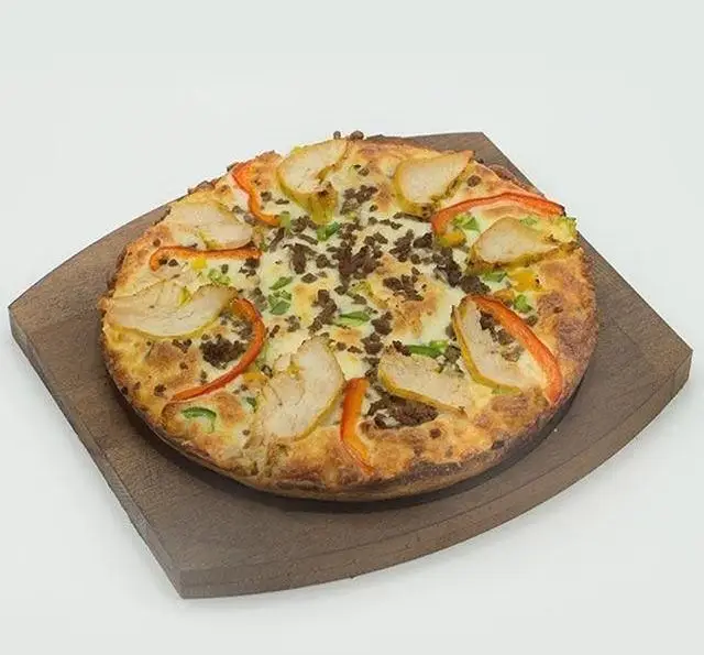 پیتزا مرغ و گوشت مخصوص پیانو، همراه با فلفل دلمه رنگی و پنیر موتزارلا. فست فود زنجیره ای پیانو بهترین انتخاب برای غذای گرم و خوشمزه.