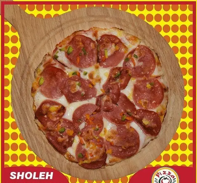 پیتزا پپرونی خوشمزه و داغ فست فود زنجیره ای پیانو روی تخته چوبی. پنیر آب شده، سوسیس پپرونی و سبزیجات تازه.