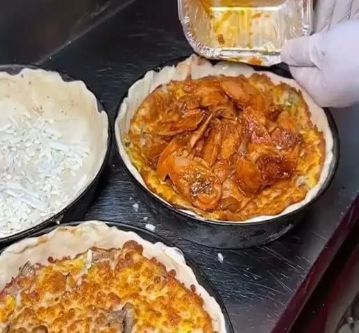 تهیه غذای دریایی و پیتزای خاص با پنیر و میگو در فست فود زنجیره‌ای پیانو، طعم‌های جدید و کیفیتی بی‌نظیر برای مشتریان.