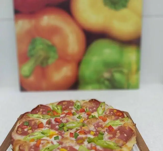 پیتزا پپرونی با فلفل دلمه‌ای‌های رنگی، با طعمی بی‌نظیر از فست فود زنجیره‌ای پیانو، انتخابی ایده‌آل برای یک وعده دلچسب.