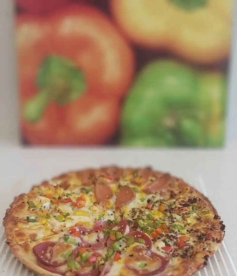 پیتزا چهار فصل خوشمزه و متنوع فست فود زنجیره ای پیانو با ترکیب سوسیس، کالباس، گوشت چرخ کرده و سبزیجات تازه. بهترین انتخاب برای یک وعده غذایی لذیذ.