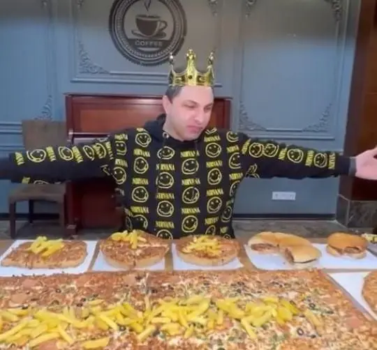 فست فود زنجیره‌ای پیانو: چالش غذایی هیجان‌انگیز با پیتزاهای عظیم و همبرگرهای خوشمزه برای طرفداران فست فود.