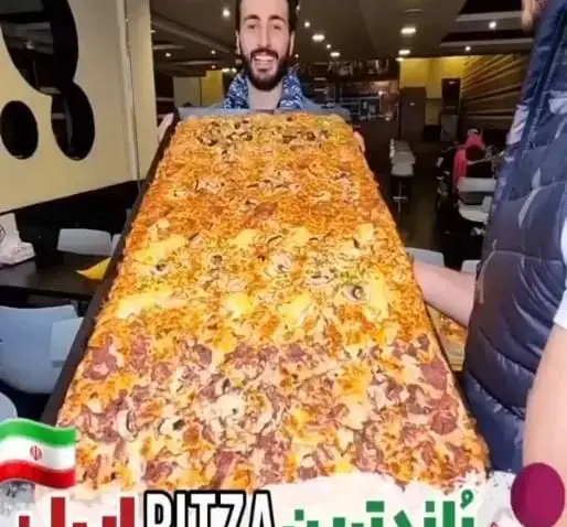 پیتزای بزرگ و جذاب فست فود زنجیره ای پیانو با انواع طعم و تاپینگ، آماده برای تجربه یک وعده غذایی لذیذ و به یاد ماندنی. انتخابی عالی.