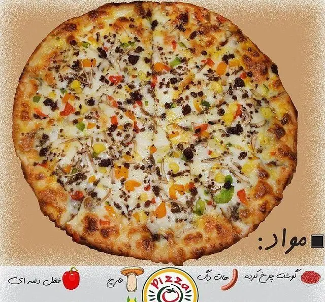 پیتزای خوشمزه و پرملات فست فود پیانو با گوشت چرخ کرده، هات داگ، قارچ و فلفل دلمه ای رنگارنگ، مناسب برای سفارش آنلاین.